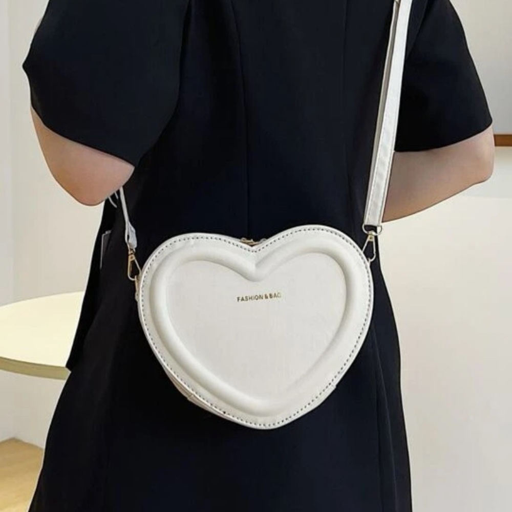 Adjustable Strap Heart-Shaped Cream White Crossbody Bag Purse NWOT - Picture 2 of 4